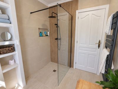 Badezimmer mit Dusche