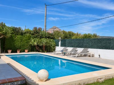Pool mit Montgó-Blick