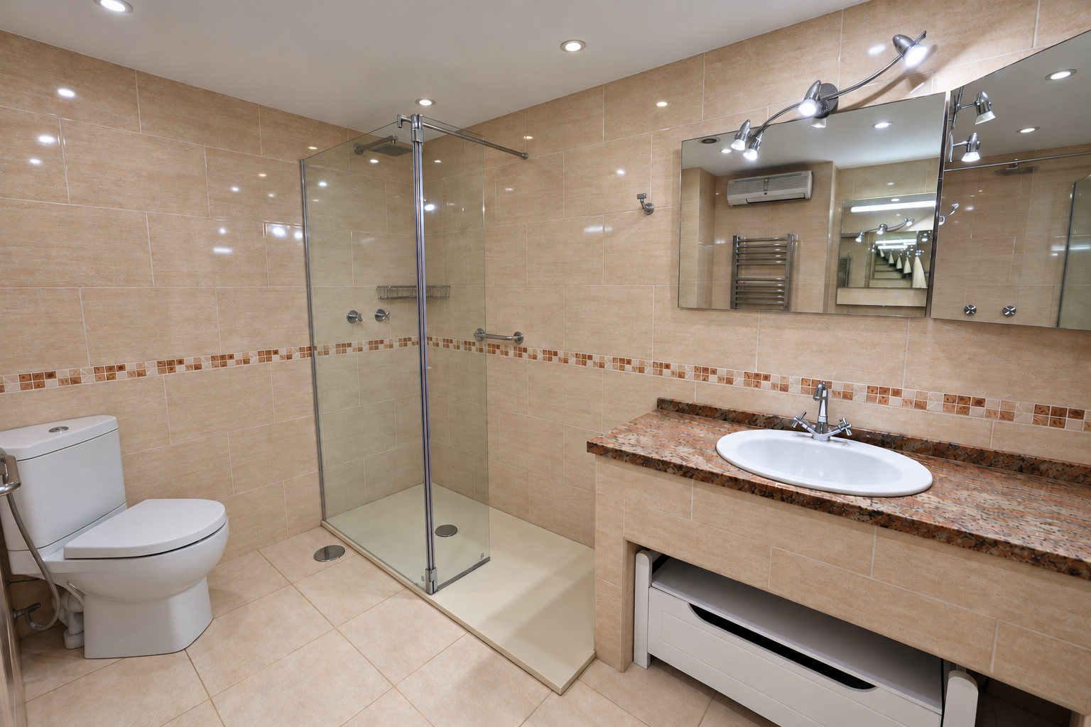Badezimmer mit Dusche