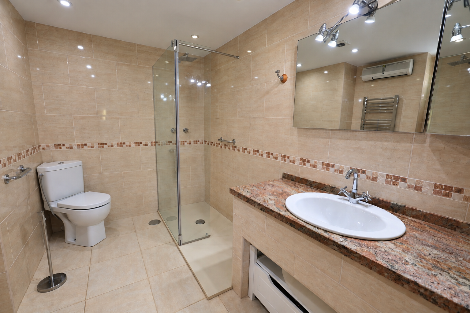 Badezimmer mit Dusche