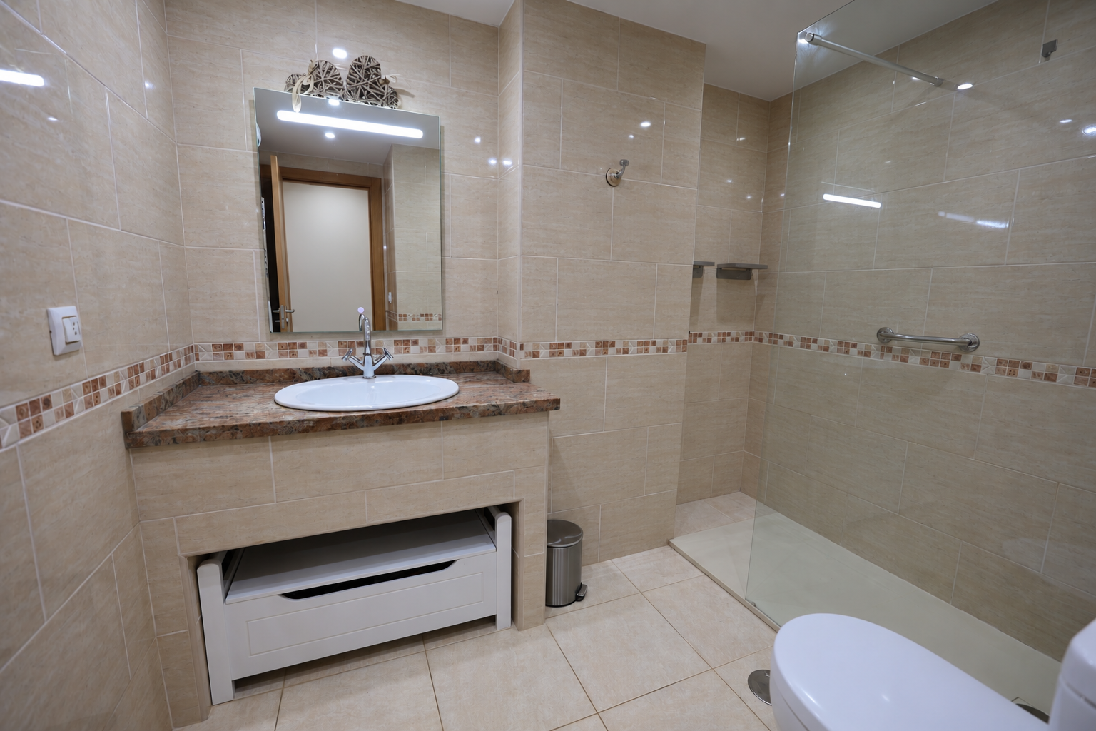 Badezimmer mit Dusche