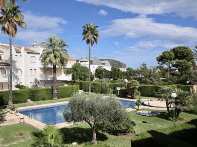 Gemeinschaftspool und Gartenanlage