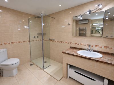 Badezimmer mit Dusche