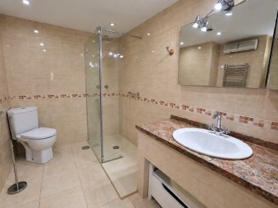 Badezimmer mit Dusche