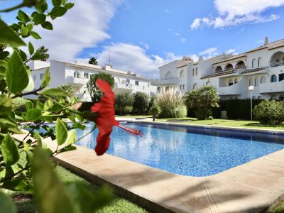 Gemeinschaftspool und Gartenanlage
