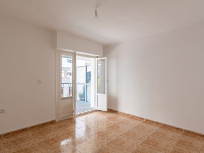 Wohnzimmer mit Zugang zur Terrasse