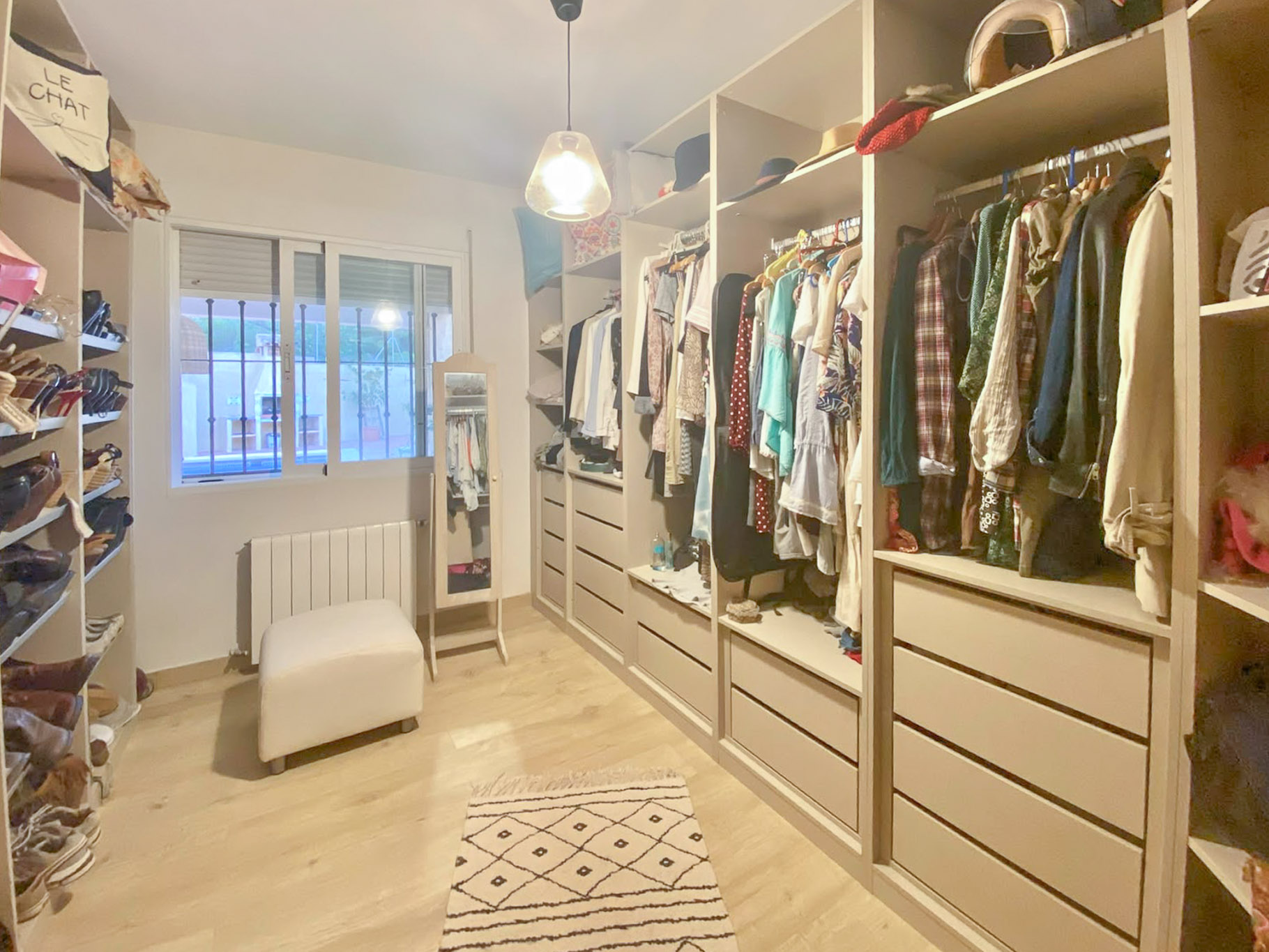 Begehbarer Kleiderschrank