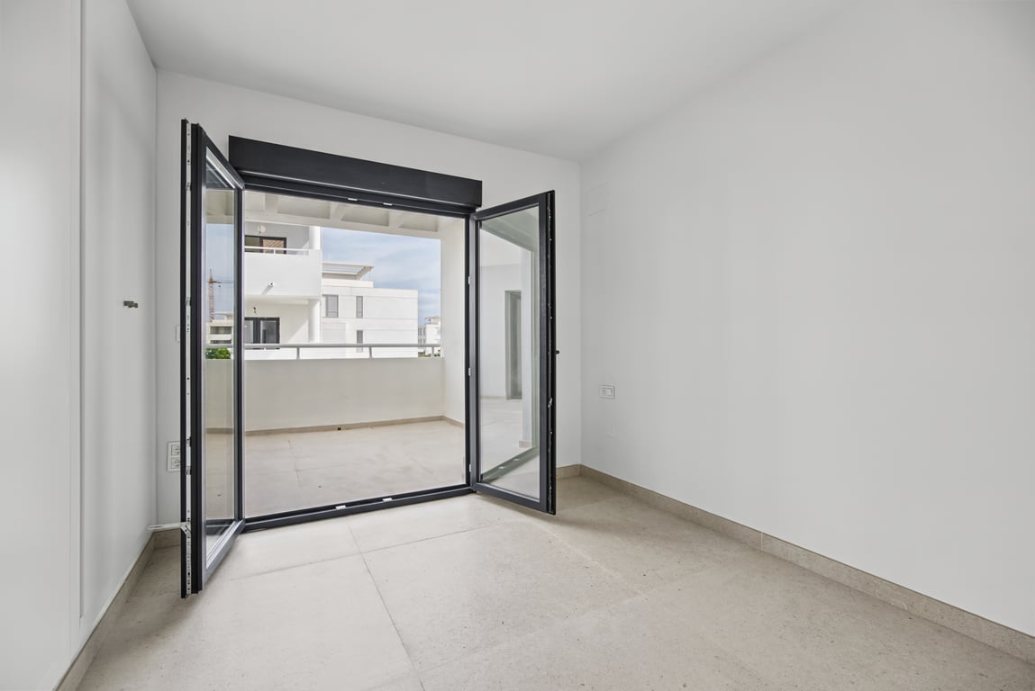 Schlafzimmer mit Zugang zur Terrasse
