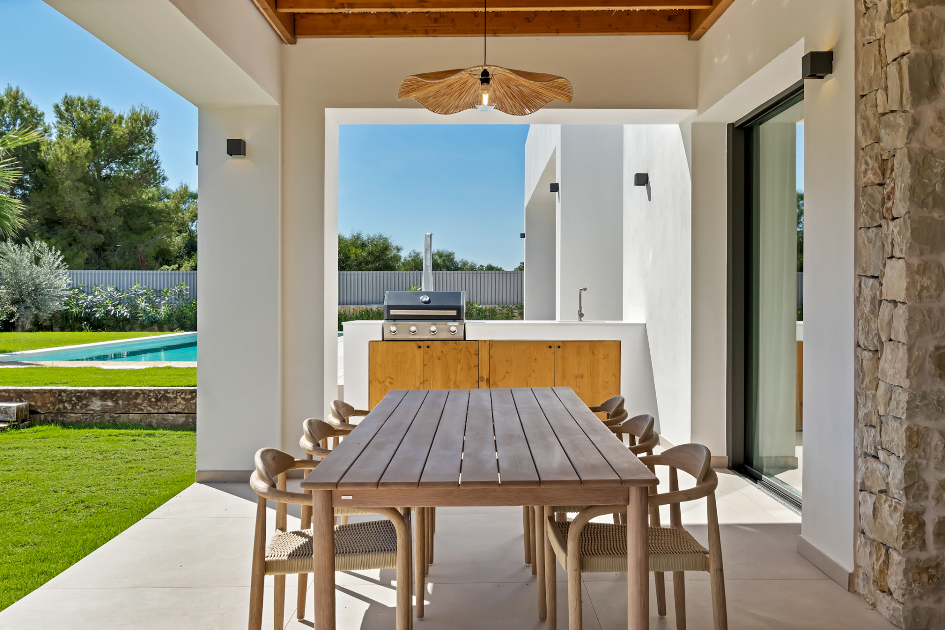 Überdachte Terrasse mit Außenküche