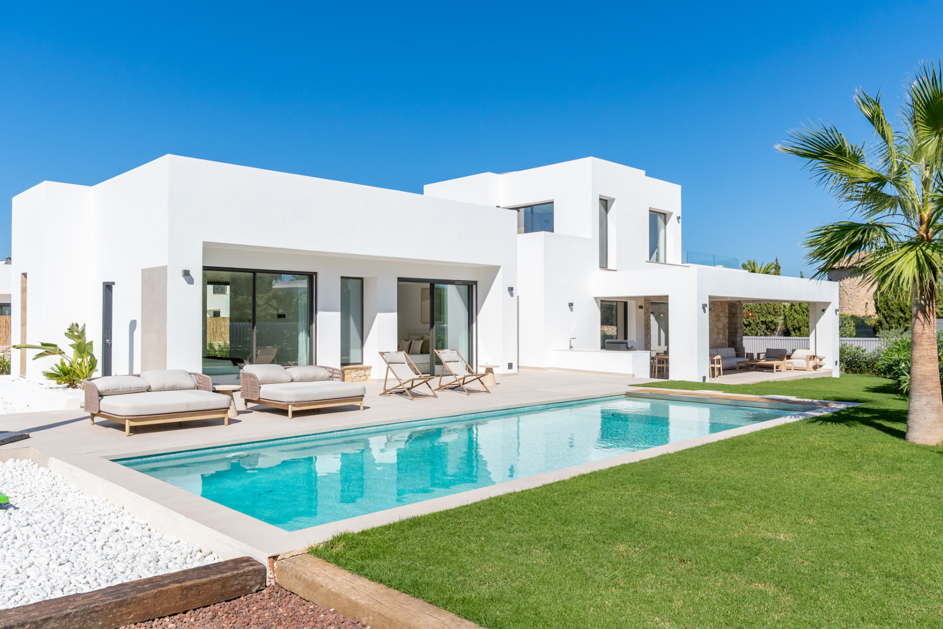 Außenbereich mit Pool und Garten