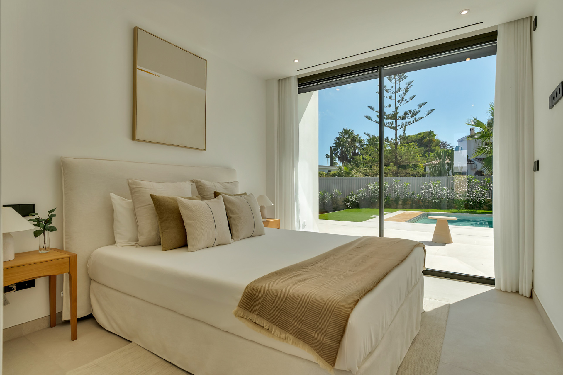 Schlafzimmer mit Zugang zum Pool