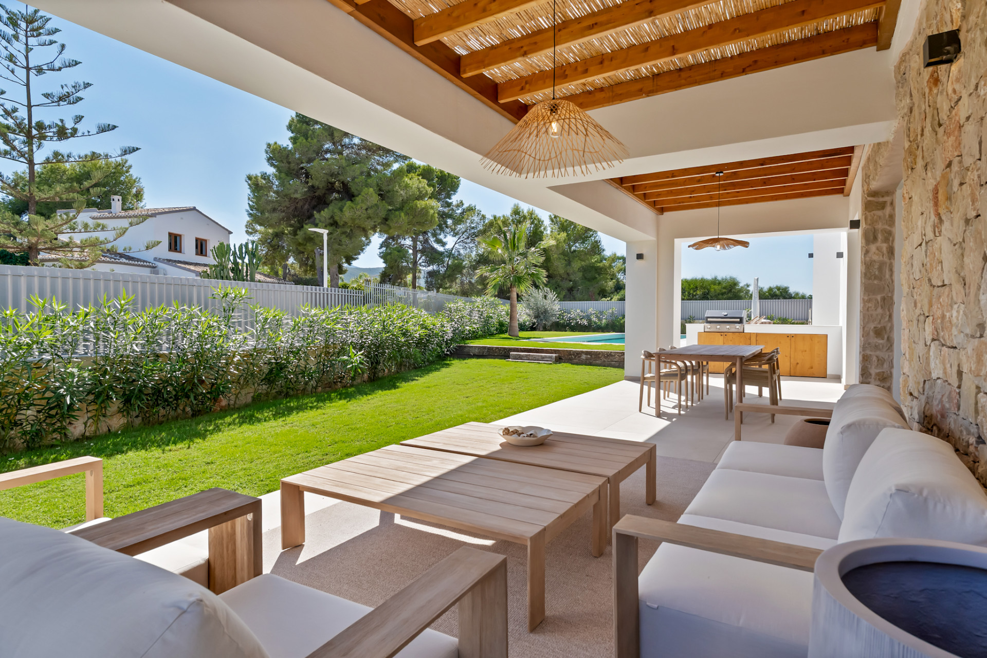 Überdachte Terrasse und Garten