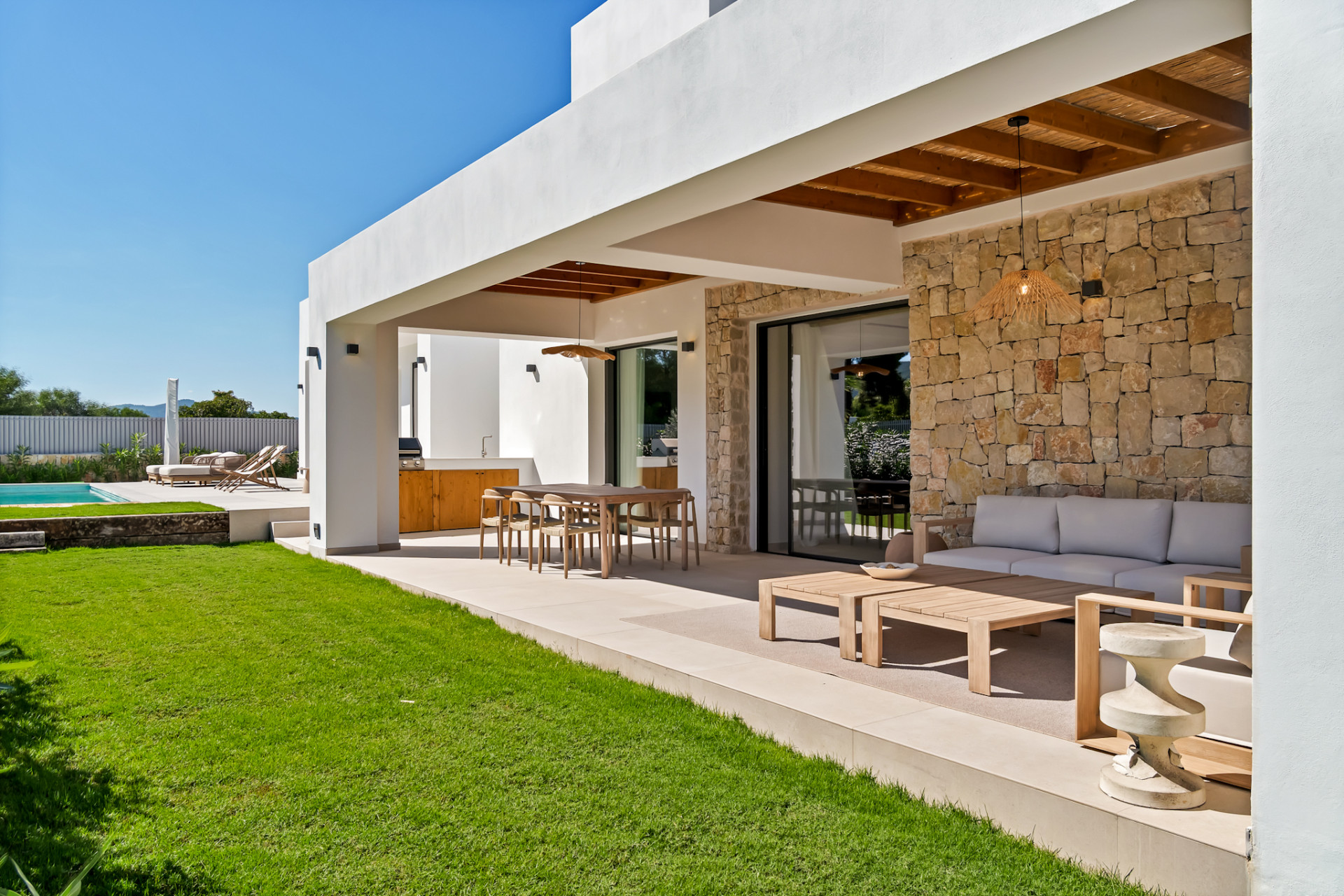 Überdachte Terrasse und Garten