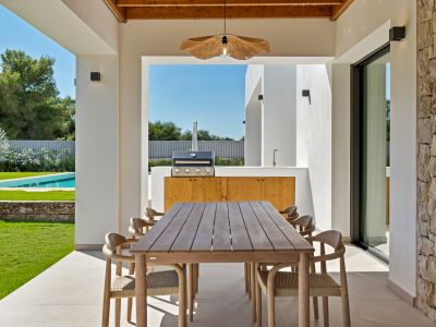 Überdachte Terrasse mit Außenküche