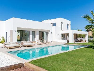 Außenbereich mit Pool und Garten
