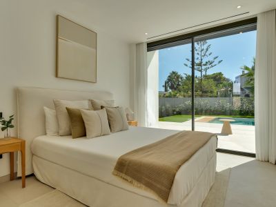 Schlafzimmer mit Zugang zum Pool