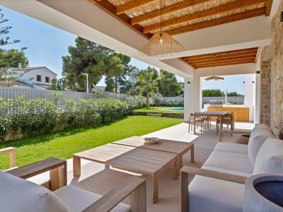 Überdachte Terrasse und Garten