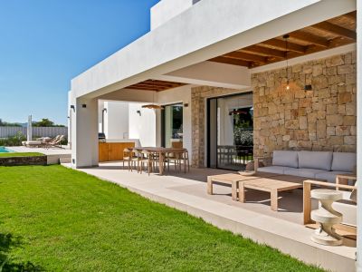 Überdachte Terrasse und Garten