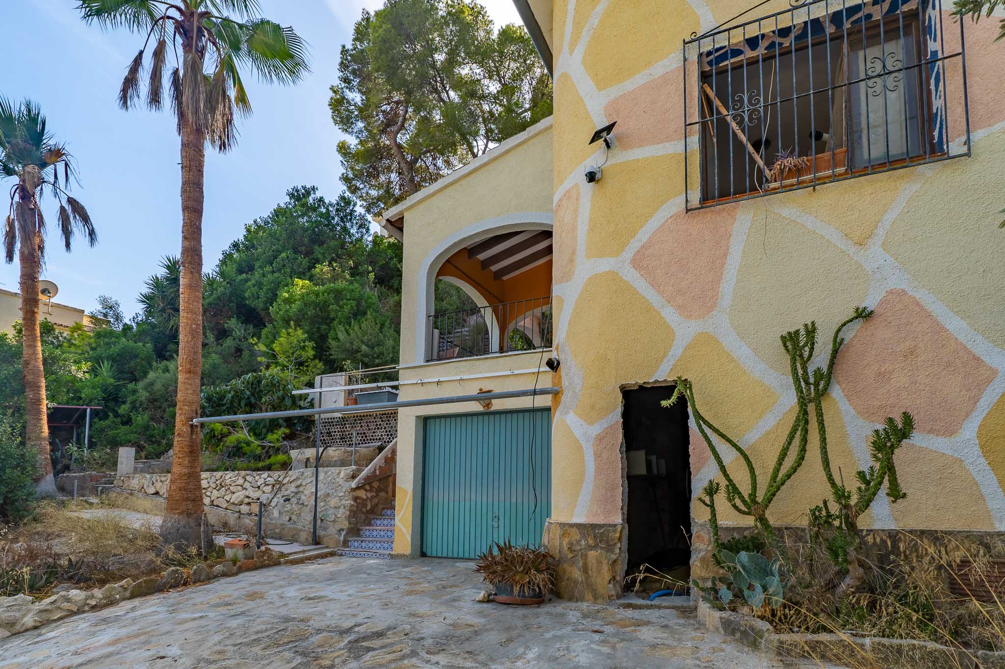Außenfassade mit Garage