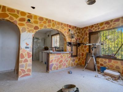 Wohnzimmer und Küche zum Renovieren