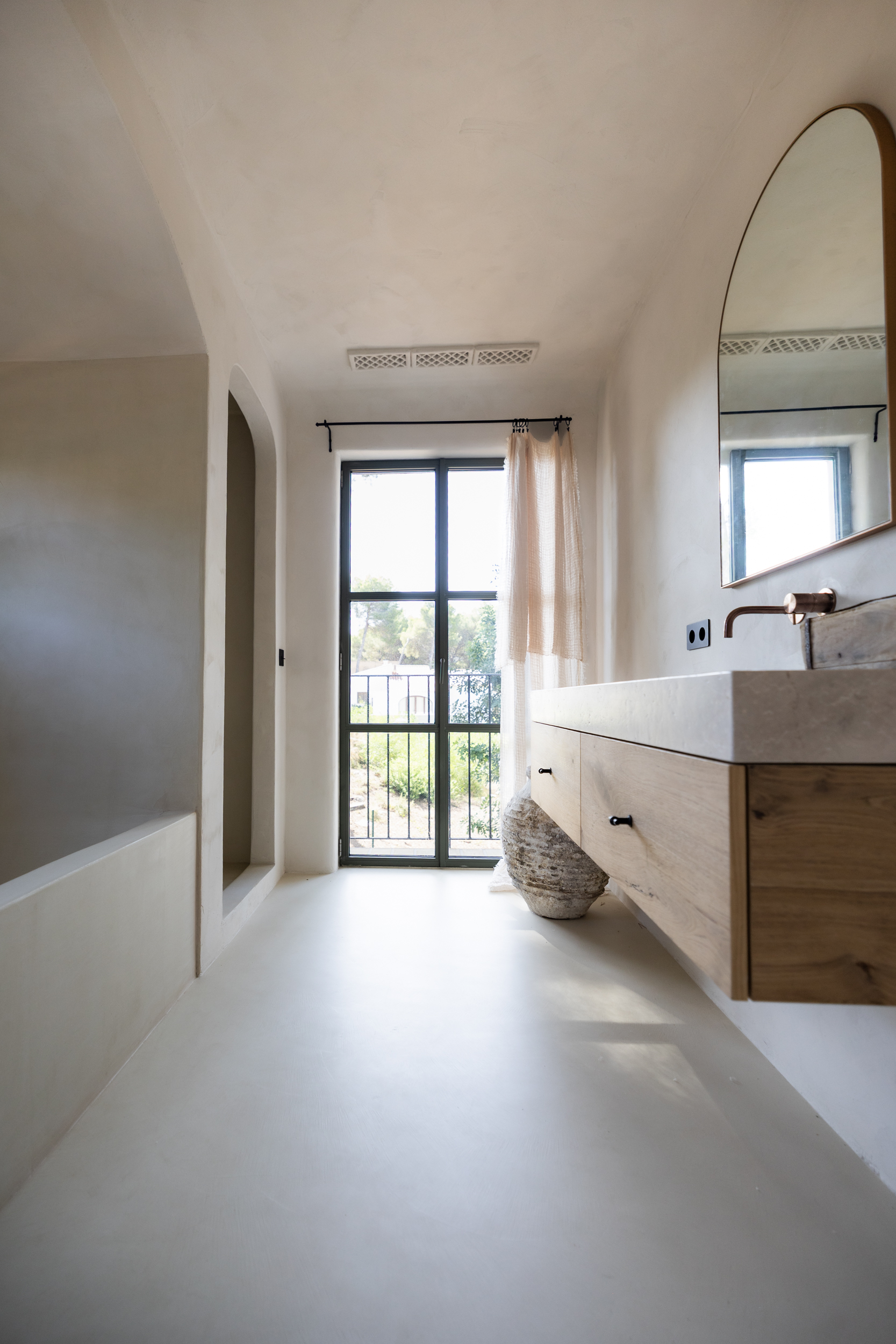 Badezimmer mit Balkon
