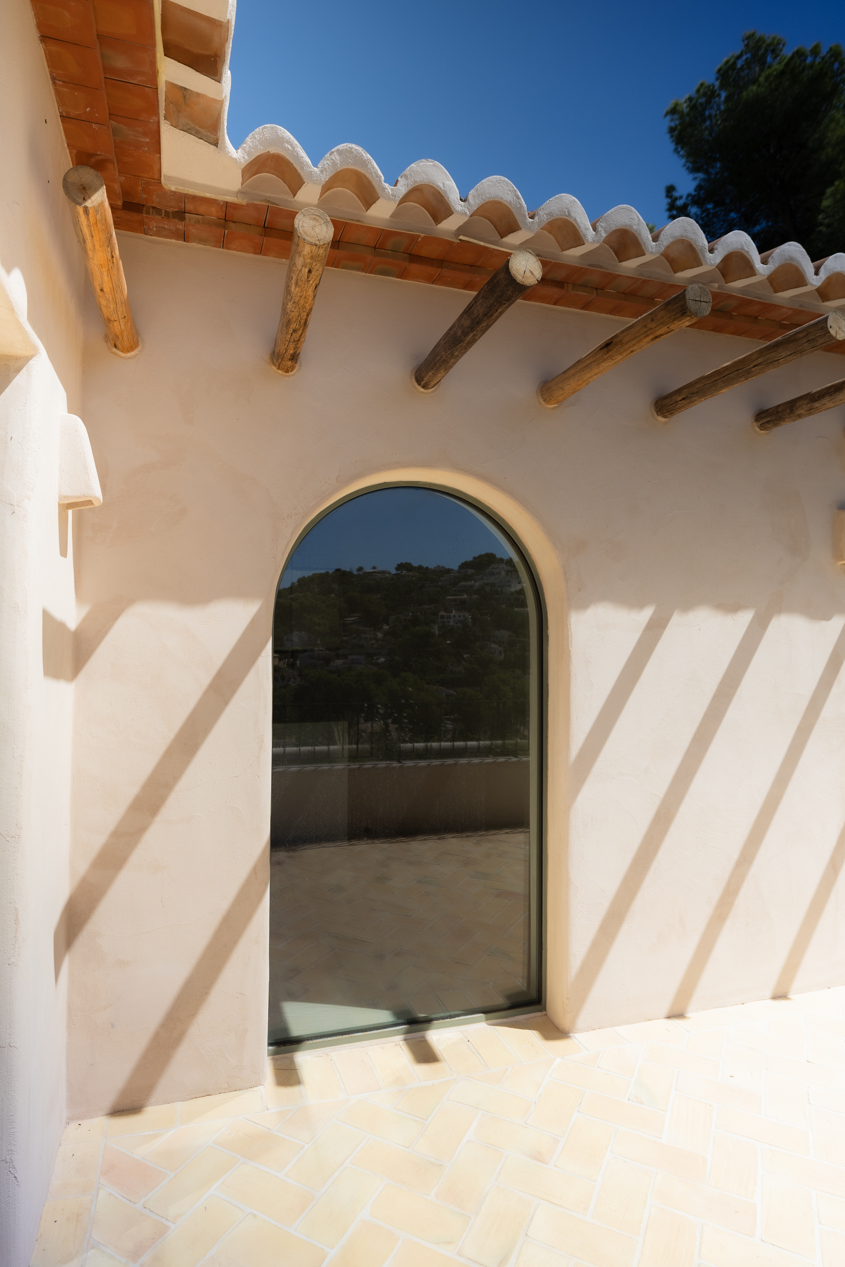 Terrasse mit Rundbogenfenster