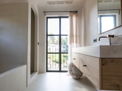 Badezimmer mit Balkon