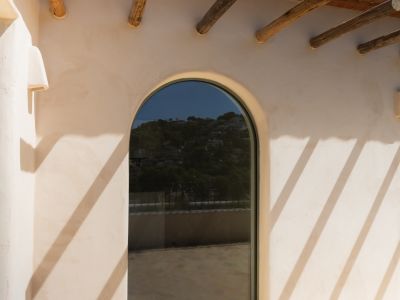 Terrasse mit Rundbogenfenster