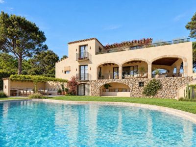 Außenbereich mit Pool und Garten