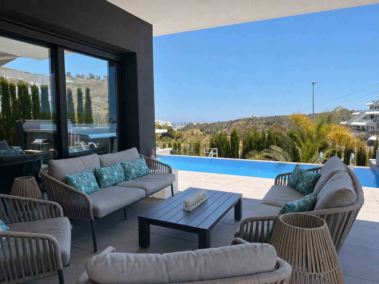 Überdachte Terrasse und Pool