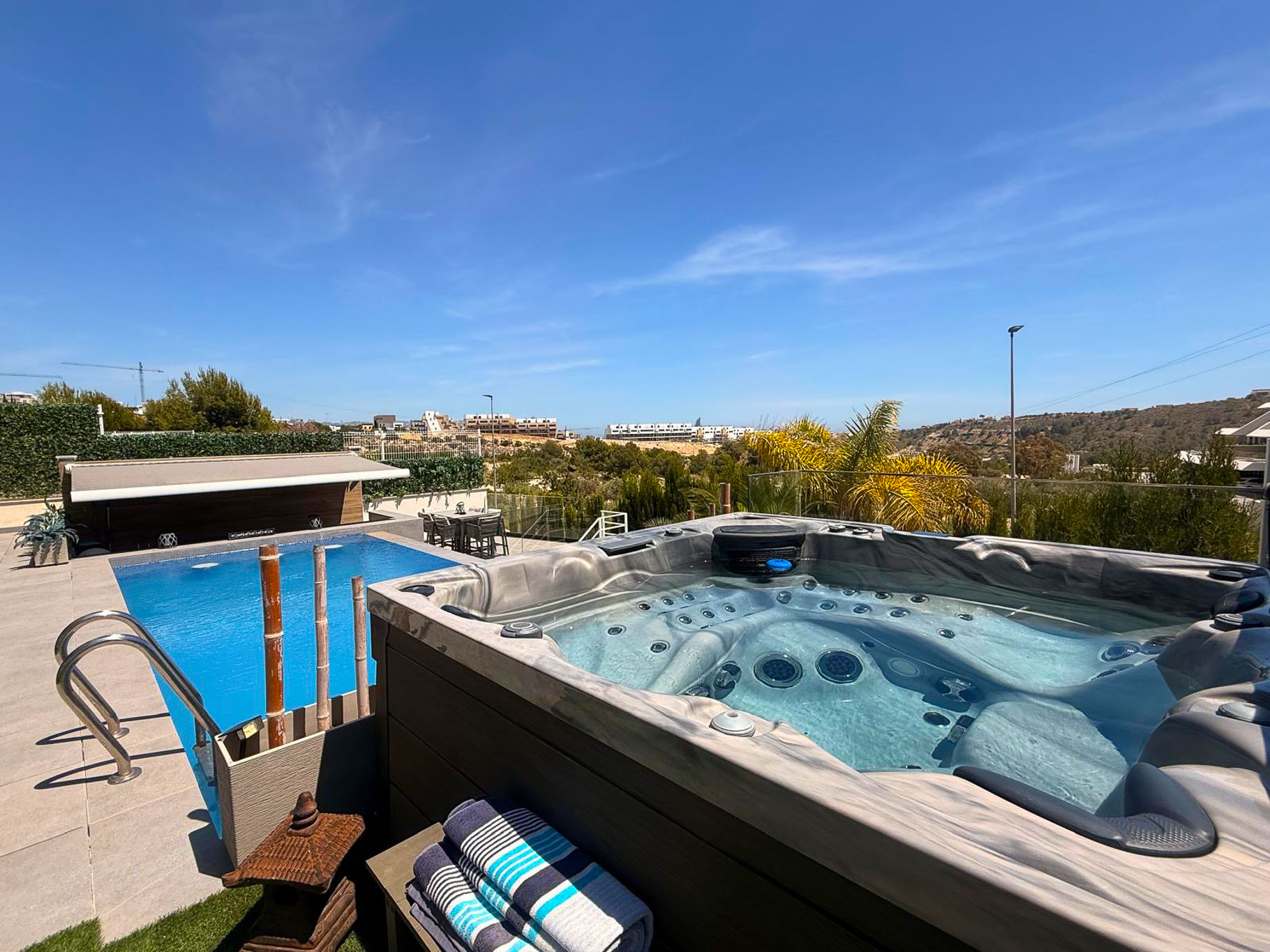 Terrasse mit Whirlpool und Pool