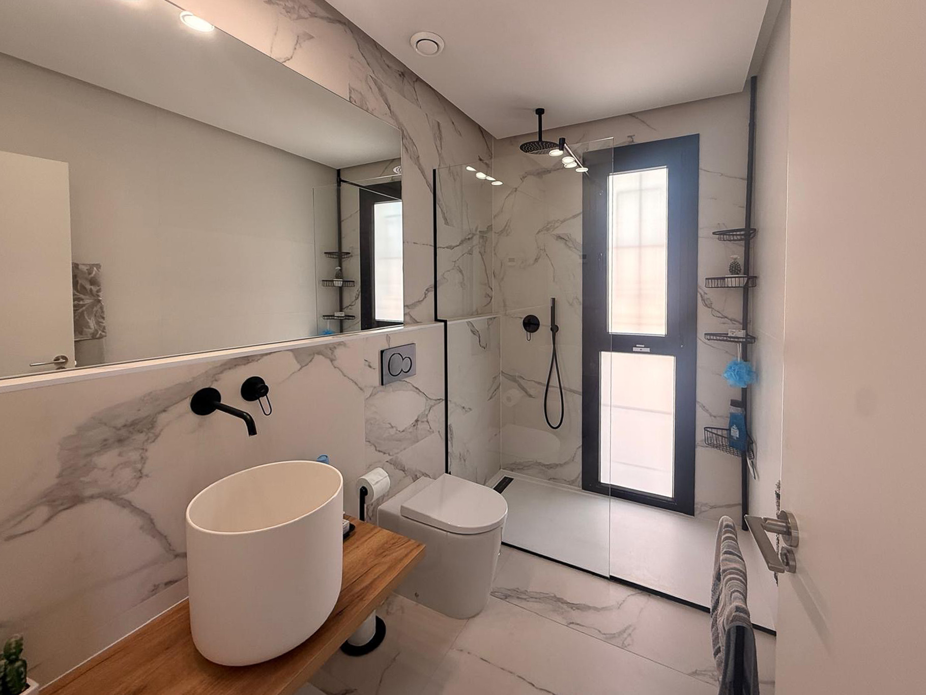 En-Suite-Badezimmer mit Dusche