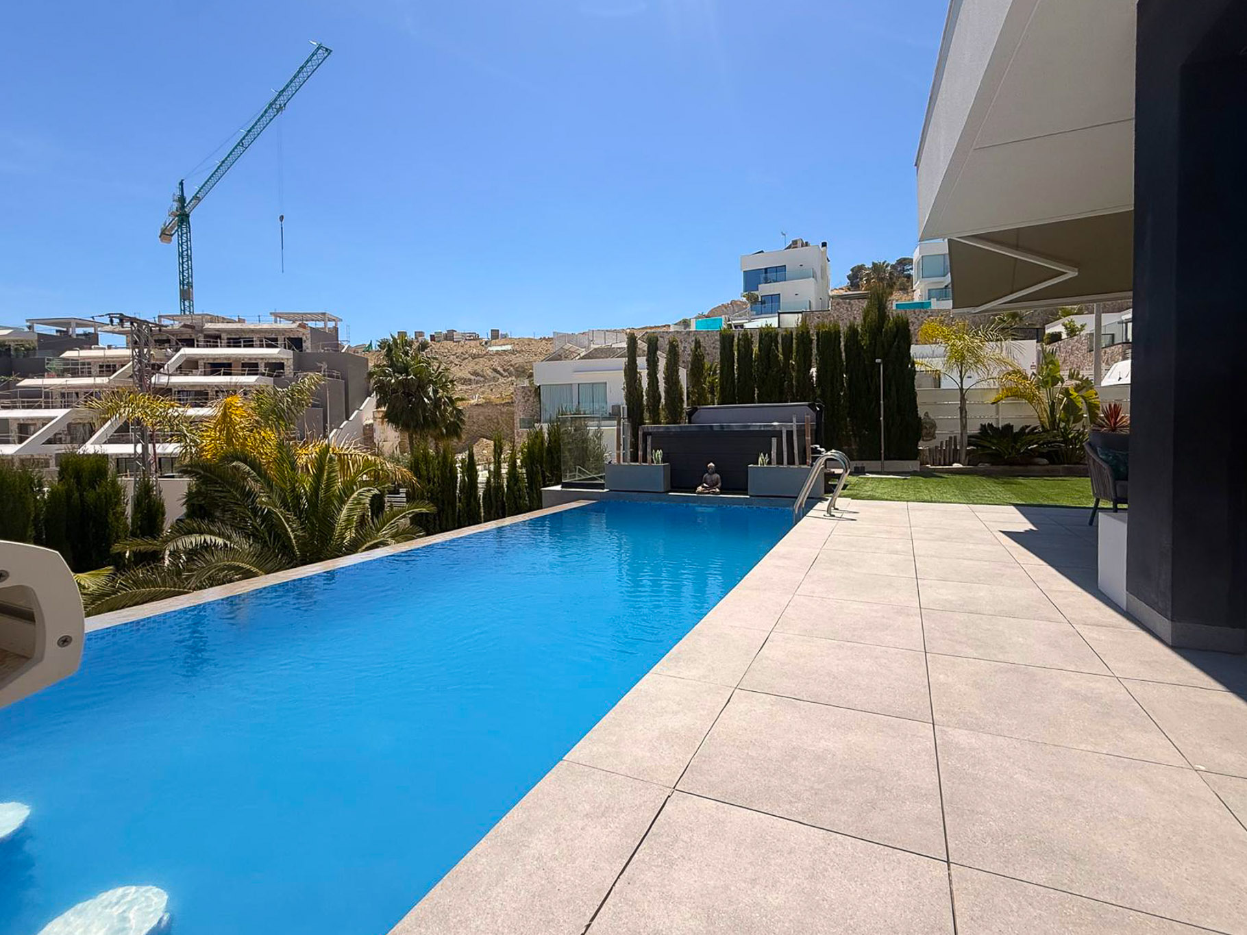 Infinity-Pool und Terrasse