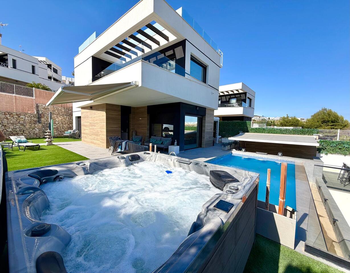 Terrasse mit Whirlpool und Pool