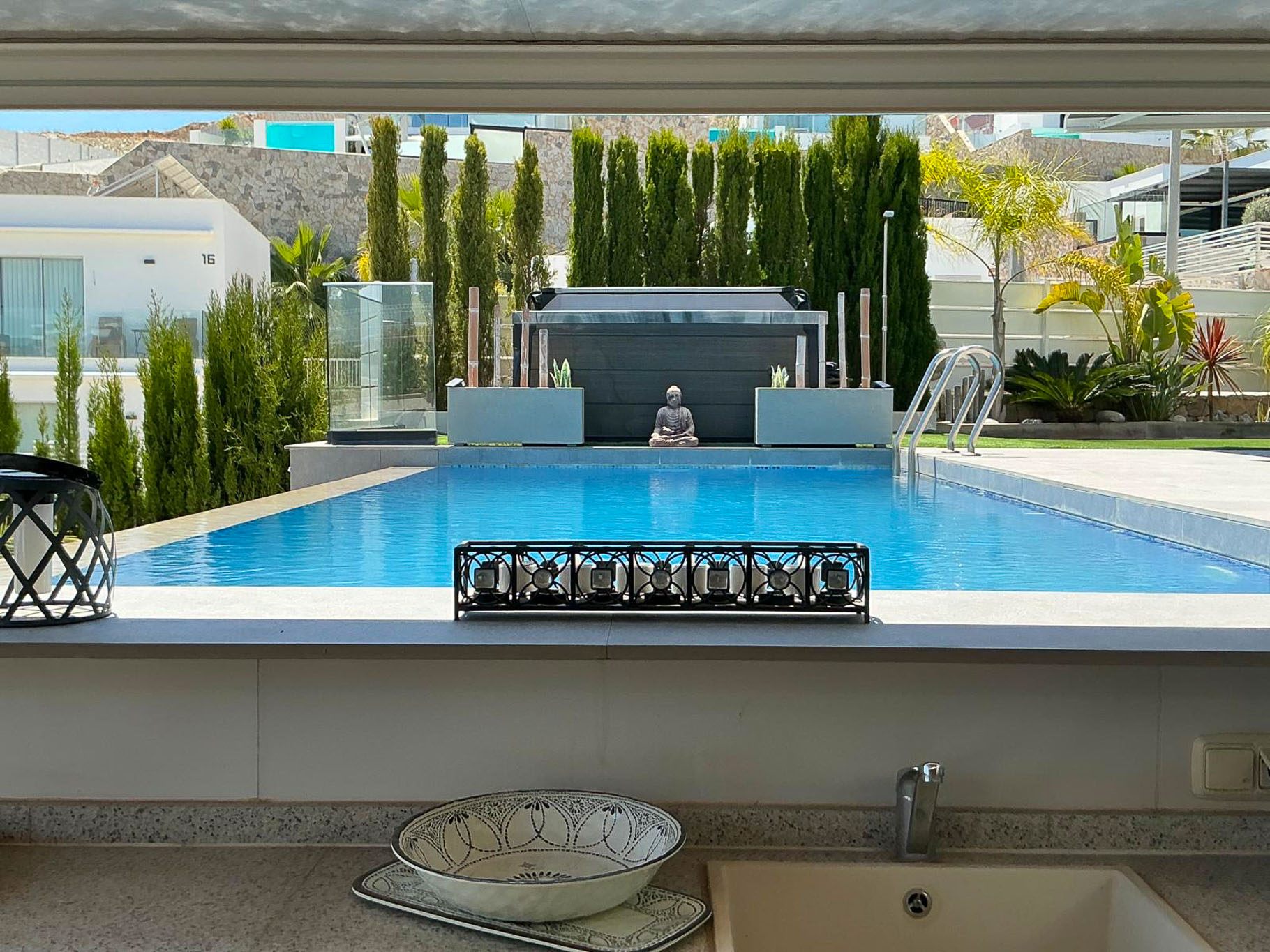 Pool und Terrasse