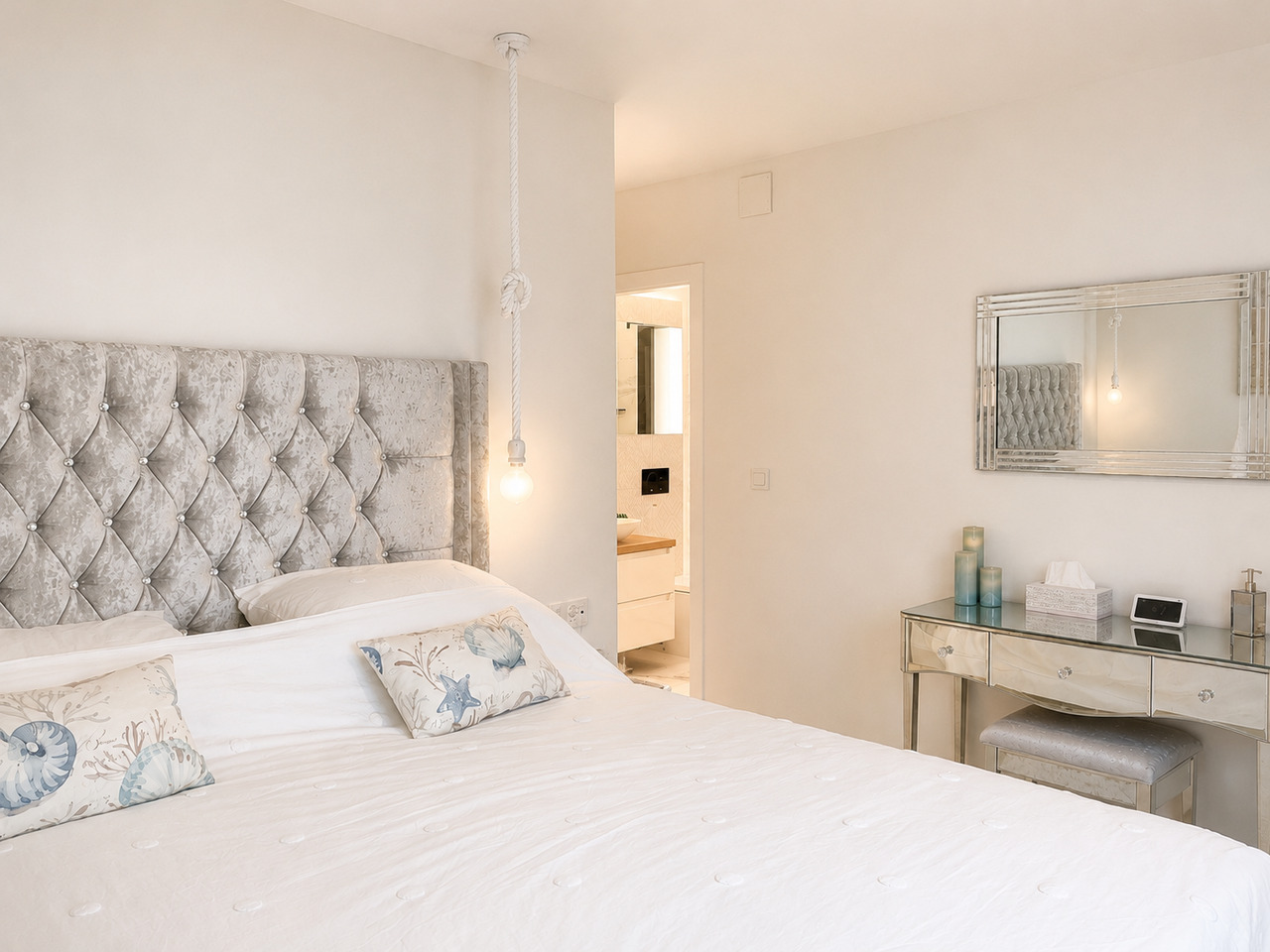 Schlafzimmer mit en-suite Badezimmer