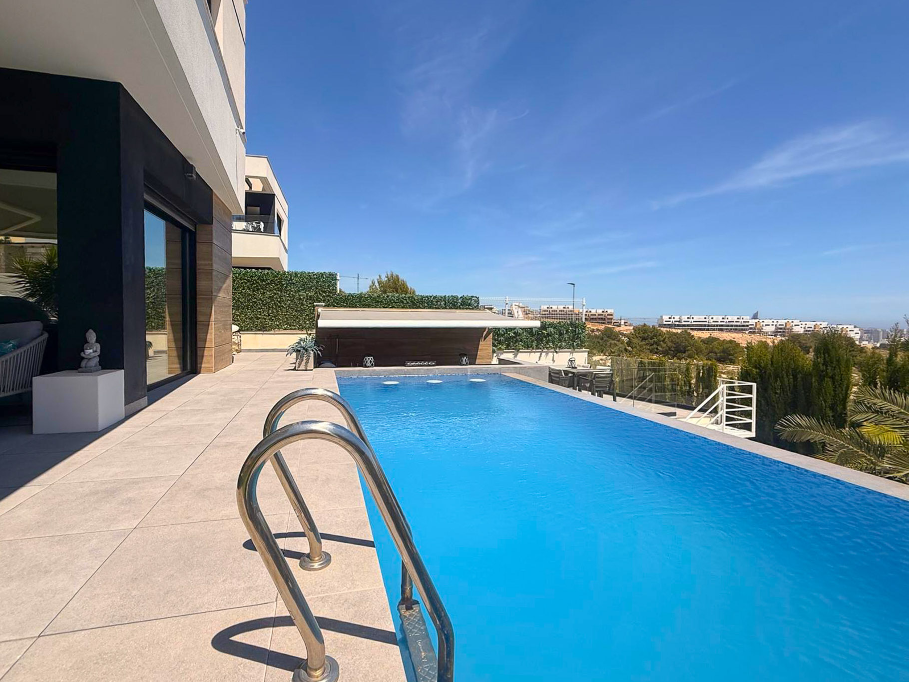 Infinity-Pool und Terrasse