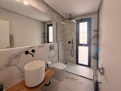 En-Suite-Badezimmer mit Dusche