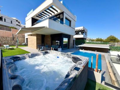 Terrasse mit Whirlpool und Pool