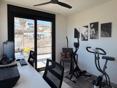Arbeitszimmer und Fitnessraum