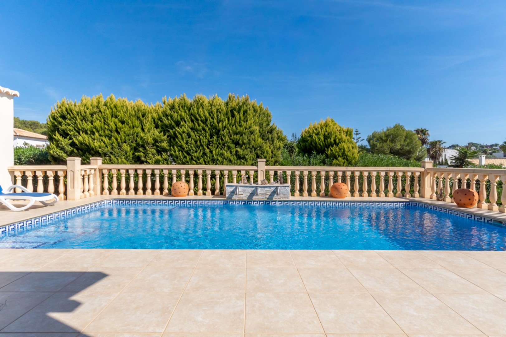 Pool und Terrasse