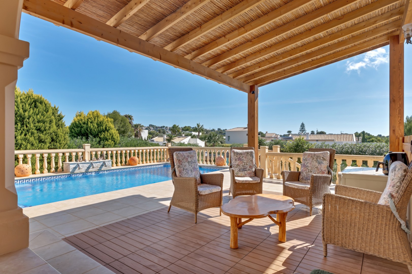 Überdachte Terrasse und Pool