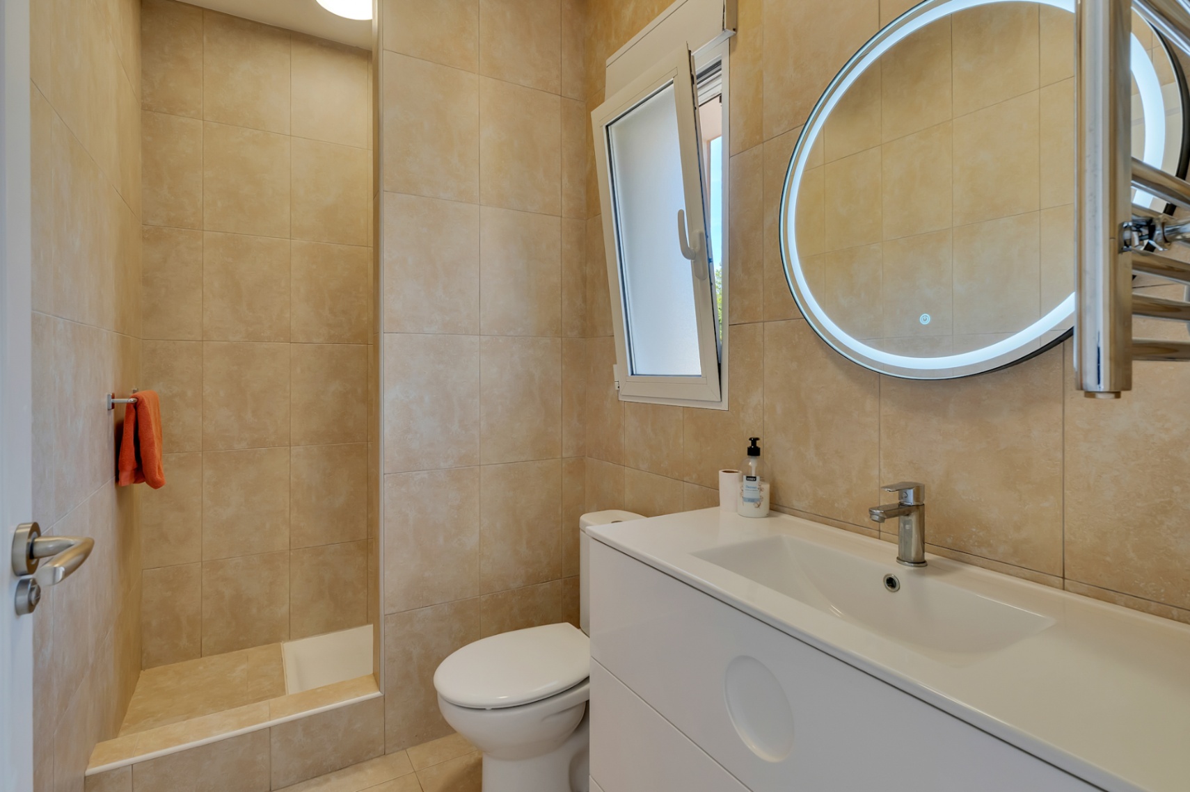 Badezimmer mit Dusche