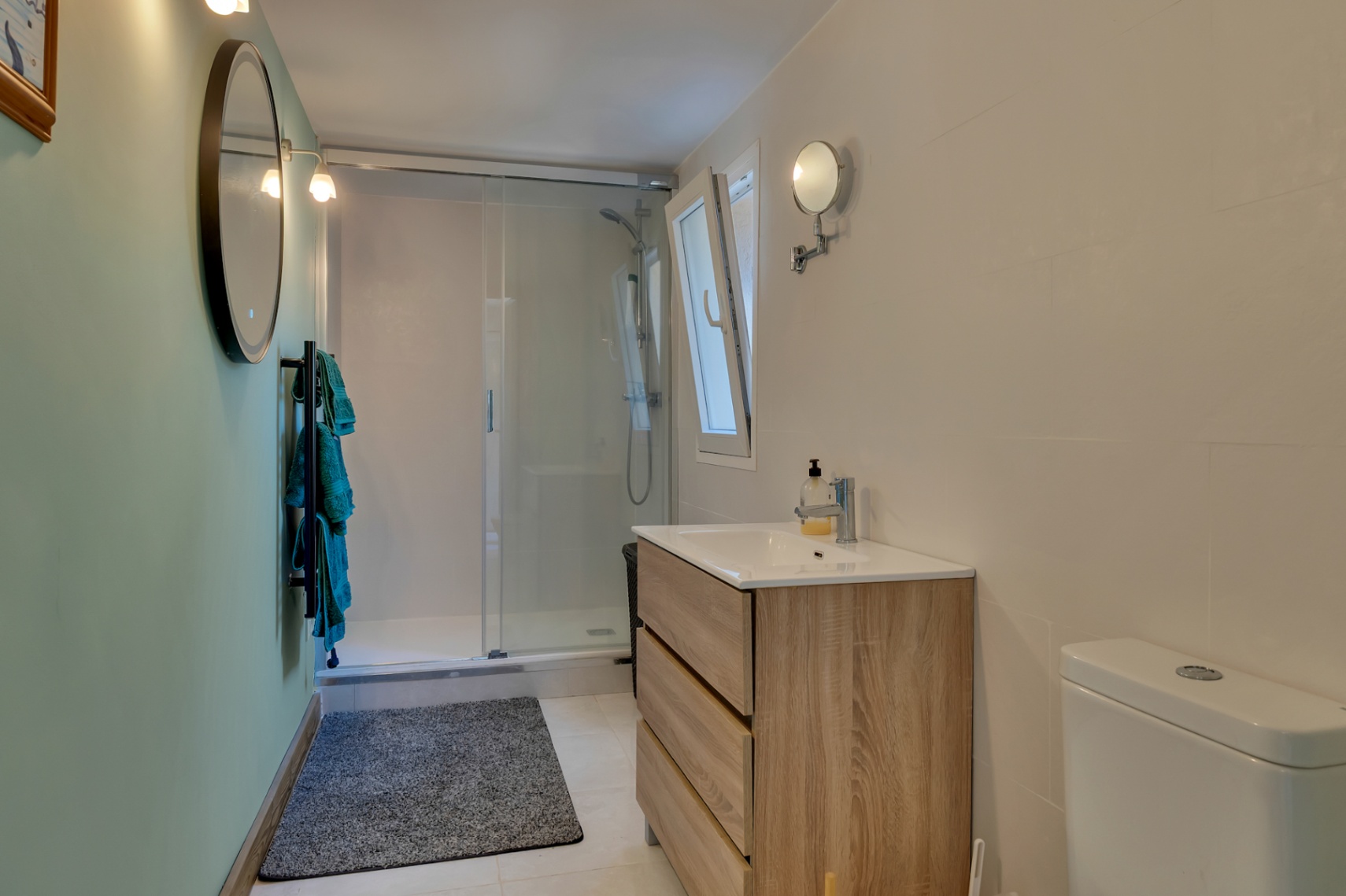 Badezimmer mit Dusche