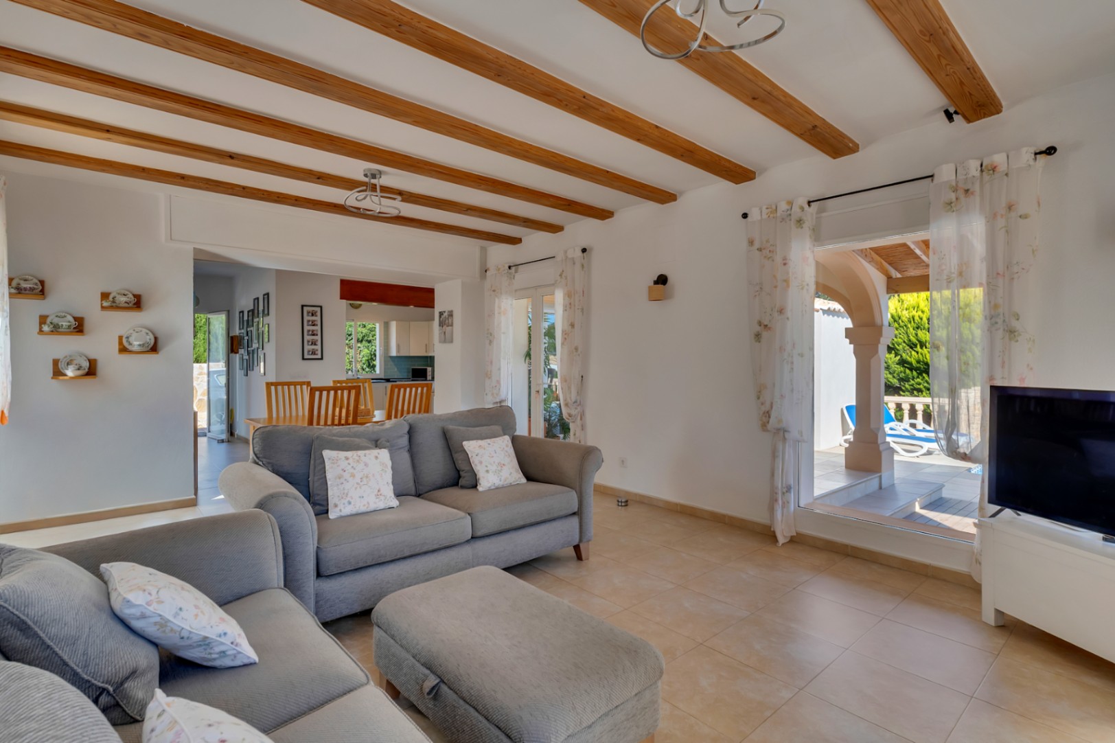 Wohnzimmer mit Zugang zur Terrasse