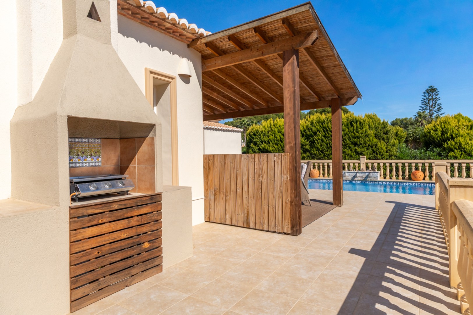 Terrasse mit Grill und Pool