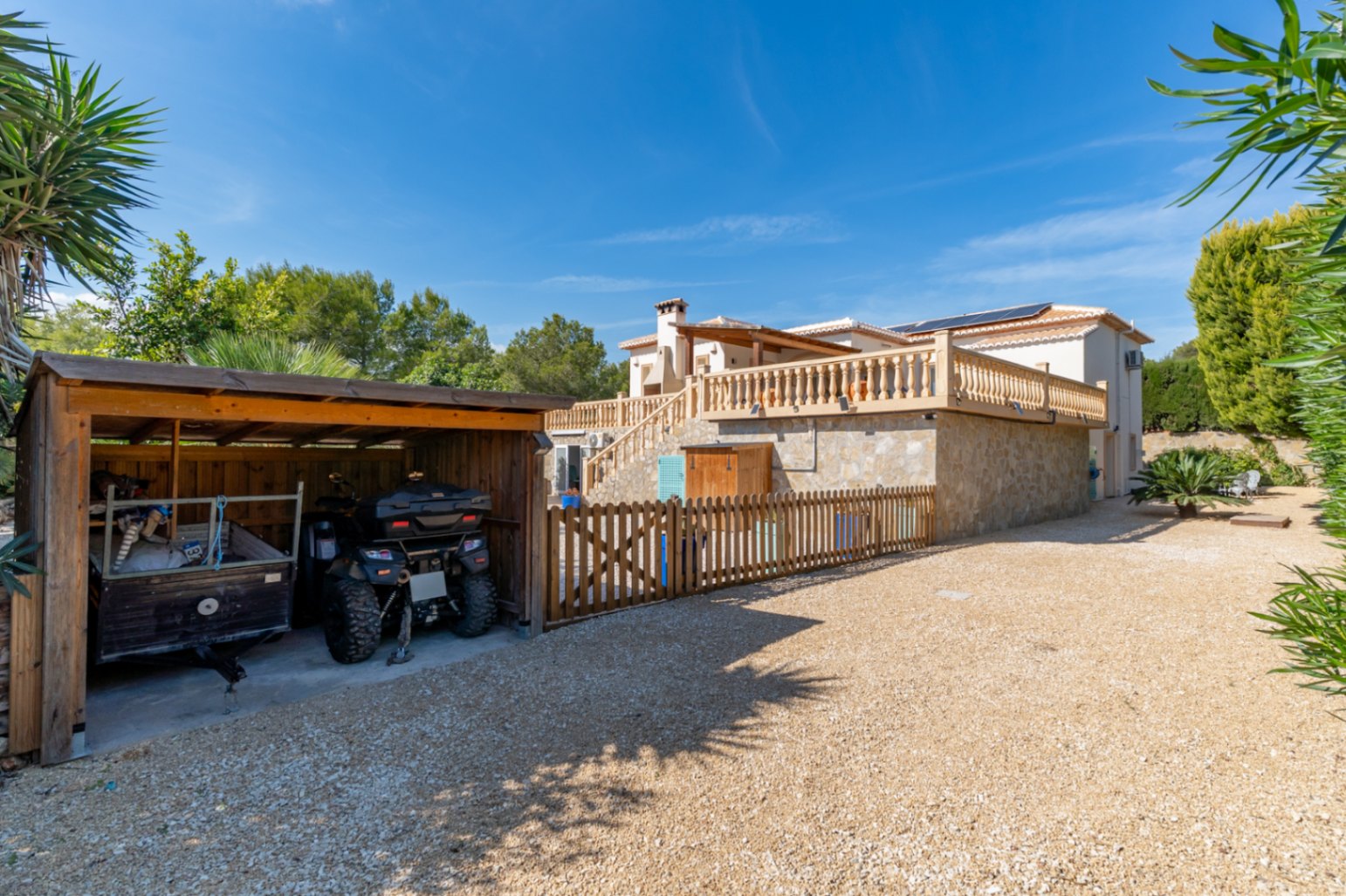 Parkbereich und Carport