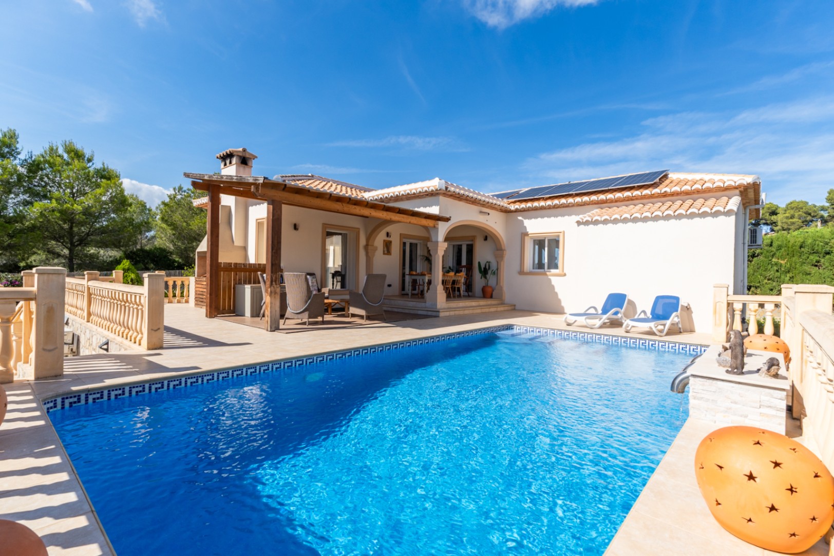 Pool und Terrasse