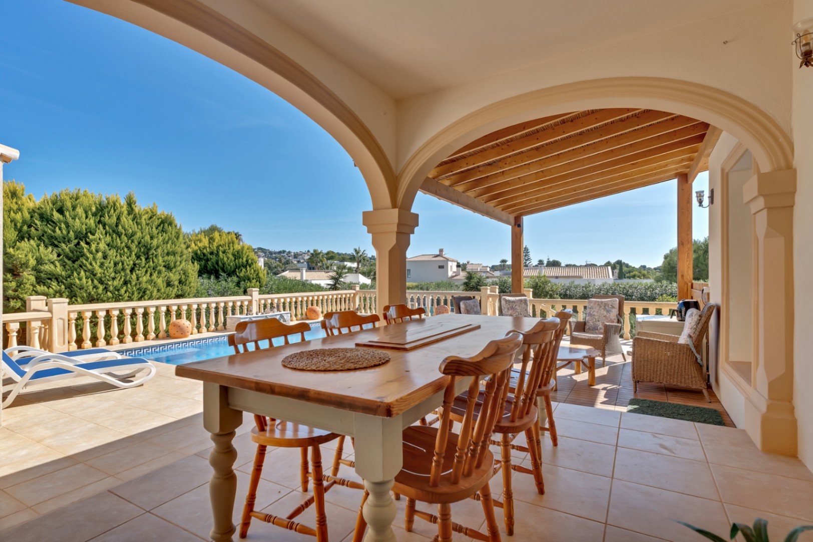 Überdachte Terrasse und Pool