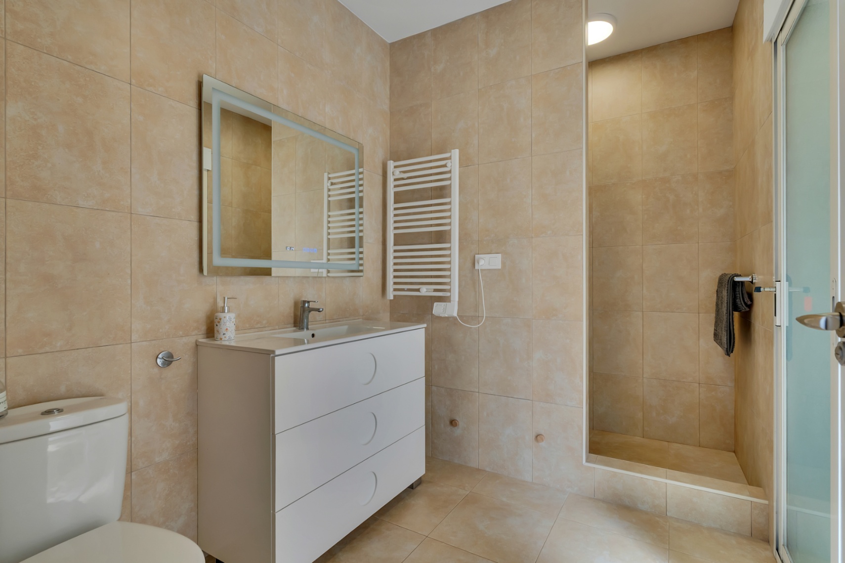 Badezimmer mit Dusche
